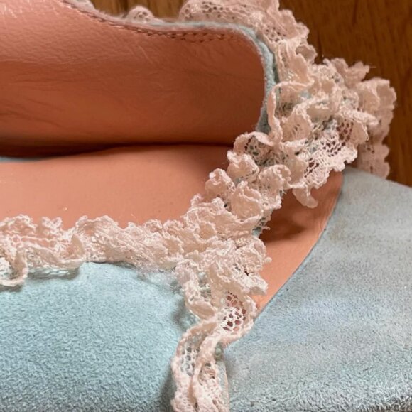 Very demure...very delicate!  Vintage Dolce & Gabbana suede and lace heels, 40 - Picture 3 of 10